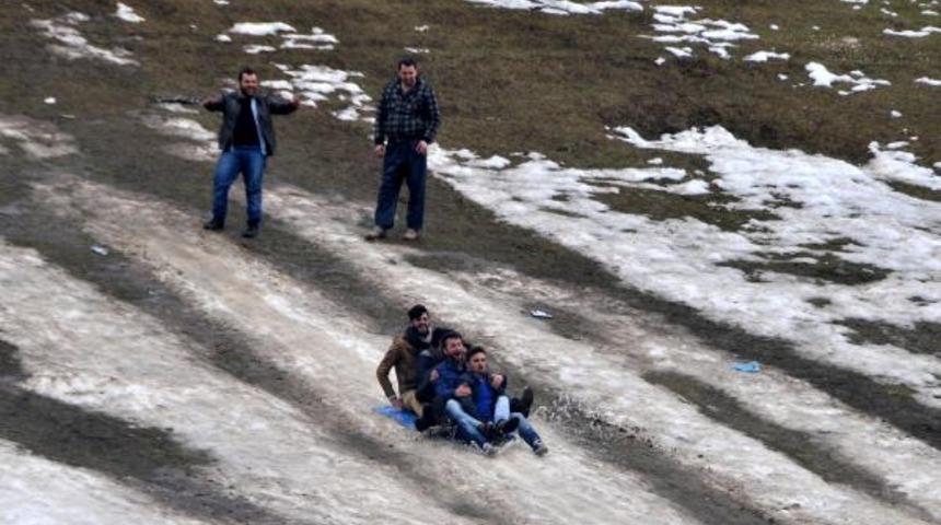 Rize'de karsız 'Kardan Adam Şenliği'