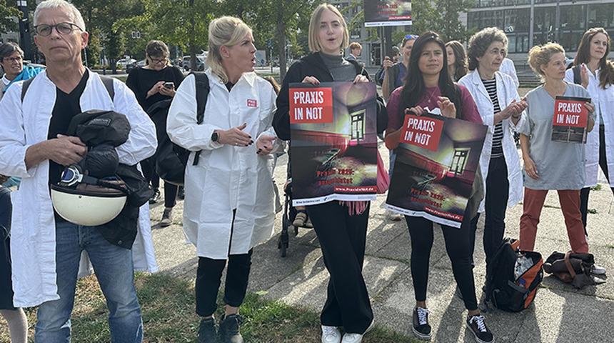 Almanya’da doktorlardan hükümete protesto! 'Muayenehaneler zor durumda'