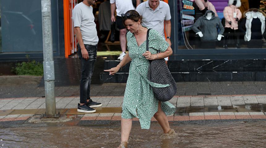 Fethiye'de sağanak hazırlıksız yakaladı! Turistlerin zor anları...