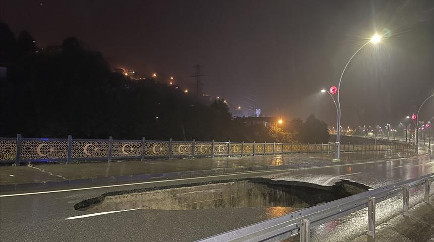 Rize'deki şiddetli yağış nedeniyle Rize-G&uuml;neysu kara yolunun bir kısmı &ccedil;&ouml;kt&uuml;