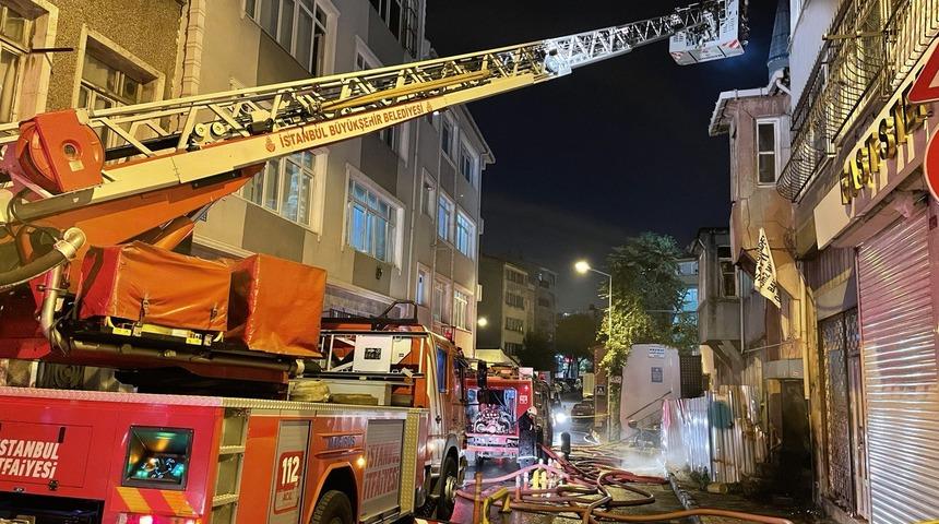 Fatih'te metruk binada çıkan yangın söndürüldü