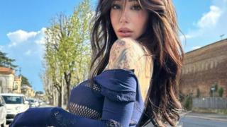 Sosyal medya fenomeni Alex Mucci estetik ameliyatlarını eleştirenlere sert tepki gösterdi! Kamera karşısına geçip böyle ti'ye aldı