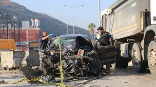 Hatay'da otomobille çöp kamyonu arasına sıkışan  temizlik işçisi öldü
