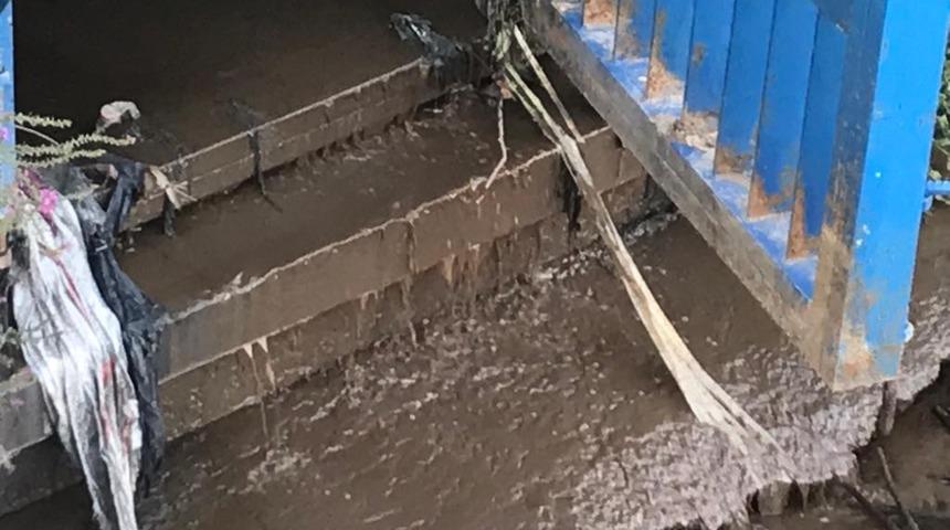 Sancaktepe’de dereye akan atıklar bölgeyi ağır koku altında bıraktı