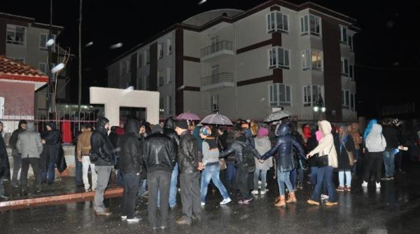 Öğrenciler, yurt yolundaki tacizi yürüyüşle protesto etti