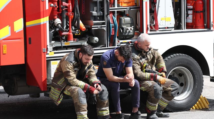 Ankara'da 7 katlı binada çıkan yangında dumandan etkilenen 4 itfaiye erinden biri şehit oldu