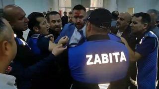 MHP'li ve CHP'li belediye meclis üyeleri birbirine girdi! Kafa atıp burnunu kırdı