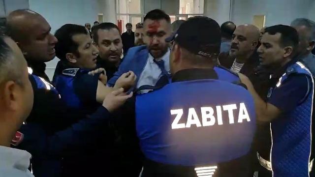 MHP'li ve CHP'li belediye meclis üyeleri birbirine girdi! Kafa atıp burnunu kırdı