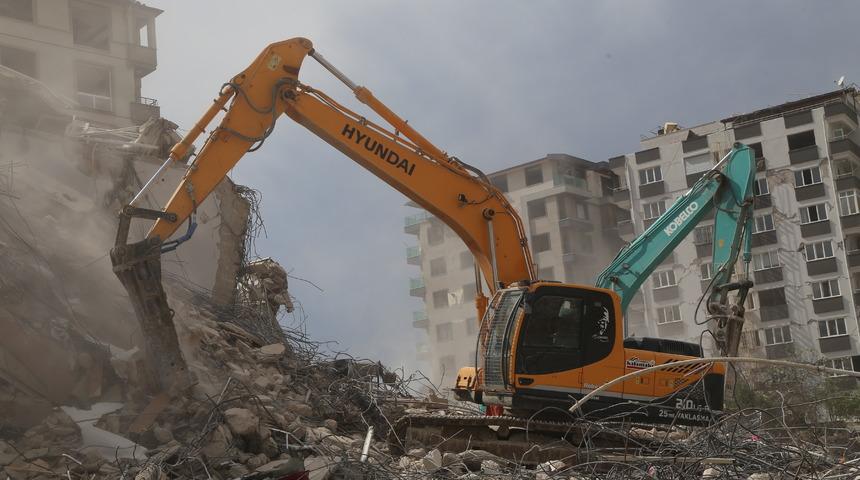 Hatay'da ağır hasarlı 5 bina kontrollü yıkıldı
