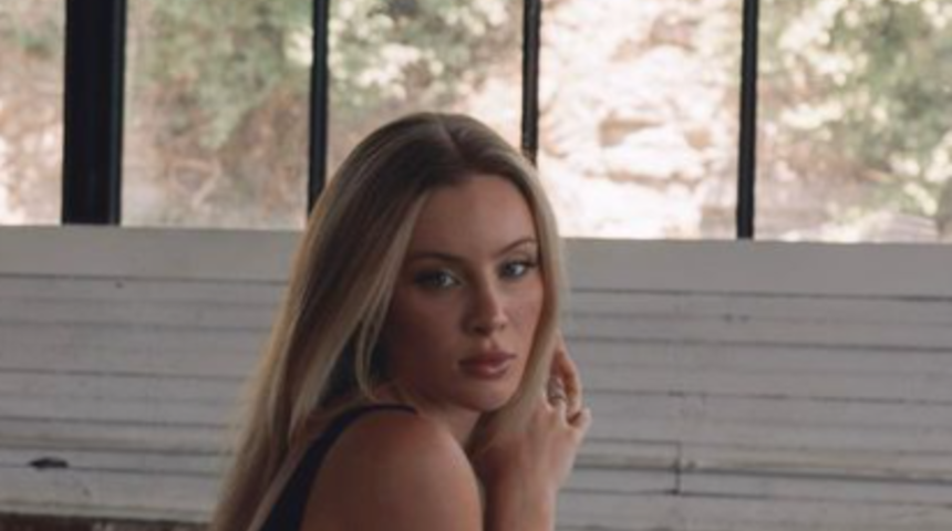 Sosyal medya fenomeni Daisy Keech sonbahar havasına girdi! Kıyafet dolabının önüne geçti... Üzerini çıkartıp giysilerini seçmeye çalıştı