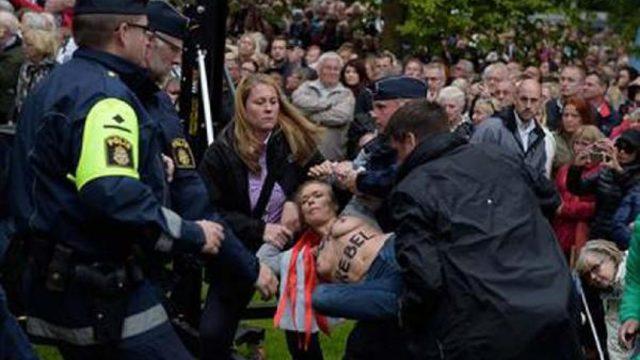 Başbakan'ı göğüslerini açarak protesto etti