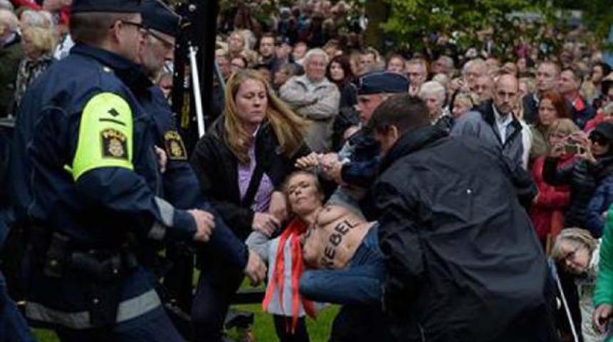 Başbakan'ı g&ouml;ğ&uuml;slerini a&ccedil;arak protesto etti