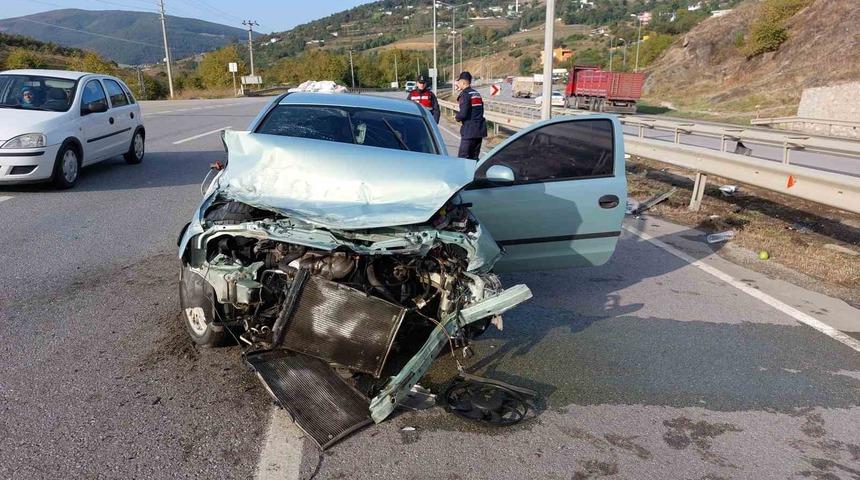 Samsun’da bariyerlere çarpan otomobil hurdaya döndü