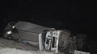 TIR Çoruh Nehri'ne uçtu; sürücü öldü