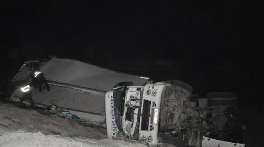 TIR Çoruh Nehri'ne uçtu; sürücü öldü