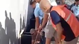 Korku dolu anlar! 8 yaşındaki çocuk yolcu gemisi ve iskele arasındaki boşluğa düştü... Annesi çığlık çığlığa yardım istedi