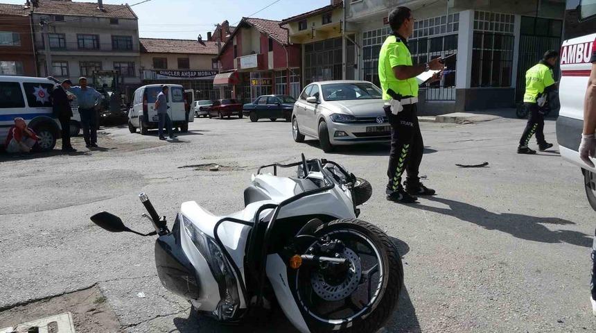 Tavşanlı’da otomobil ile motosiklet çarpıştı: 2 yaralı