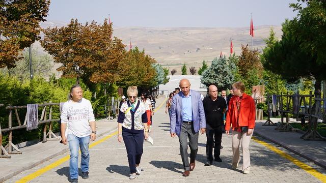 Farklı ülkelerden gelen seramik sanatçıları Gordion Antik Kenti'ni gezdi
