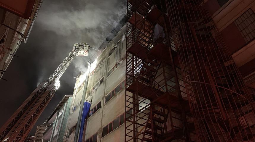 Küçükçekmece'de tekstil atölyesinde çıkan yangın söndürüldü