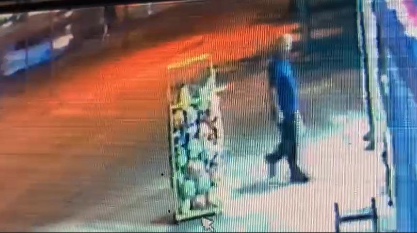 Caddenin karşısına geçmek isteyen kadına otomobil çarptı, kaza kameraya yansıdı