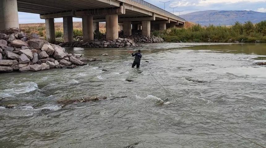 Nehirde mahsur kalan köpek kurtarıldı