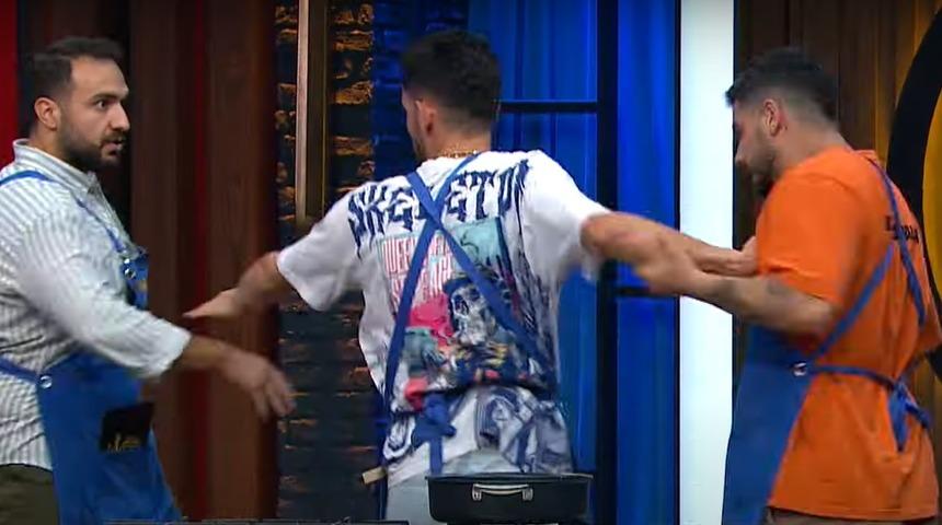 MasterChef'te hayrete düşüren kavga! Barış ve Barbaros birbirine girdi, Somer Şef önlüğü çıkarmasını istedi