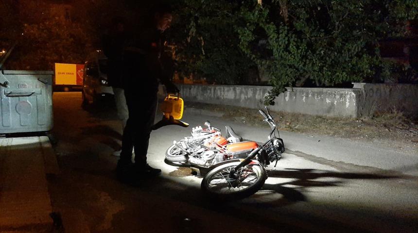 Çorum'da iş yerine tüfekle ateş açan motosikletli saldırganlardan biri karşı taraftan açılan ateşle yaralandı
