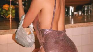 Sosyal medya fenomeni Jenna Lee, kamyonetin arkasından poz verdi! Samanların arasında verdiği poz Instagram'da gündem yarattı