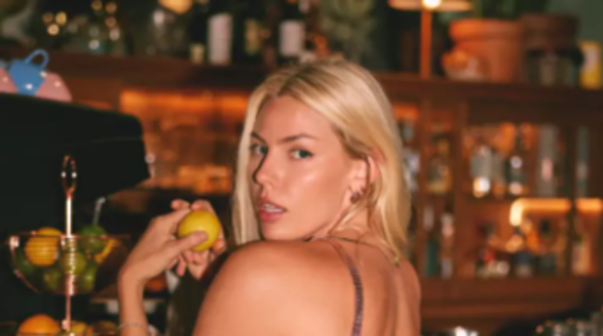 Sosyal medya fenomeni Jenna Lee, kamyonetin arkasından poz verdi! Samanların arasında verdiği poz Instagram'da gündem yarattı