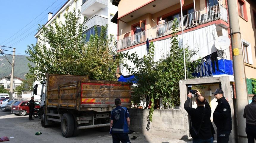 Karabük'te bir evden 2 kamyon çöp çıktı
