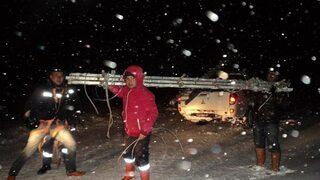 Kırkağaç'ta TEDAŞ ekibi mahsur kaldı