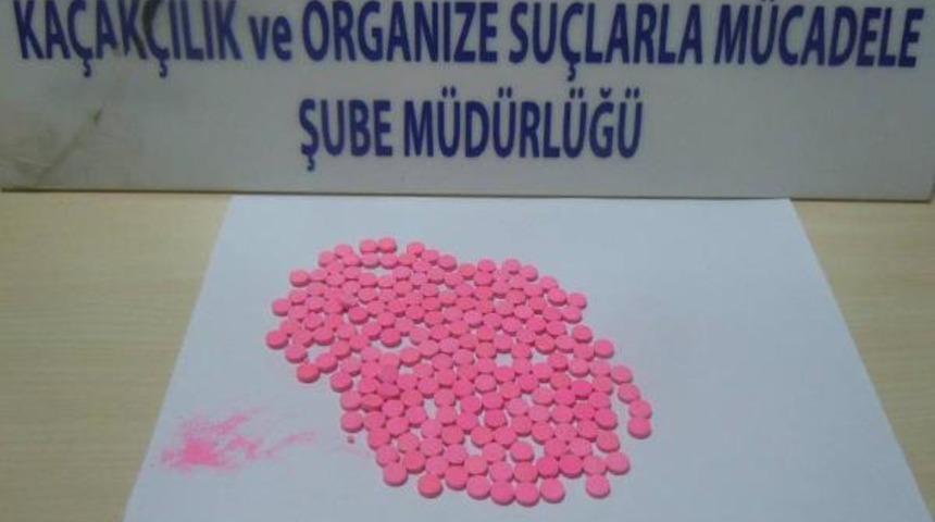 Ferrari fig&uuml;rl&uuml; uyuşturucu hapa 2 tutuklama