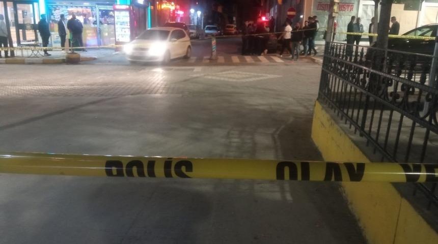 Kavgayı ayırmak isterken bıçak darbesiyle yaralandı