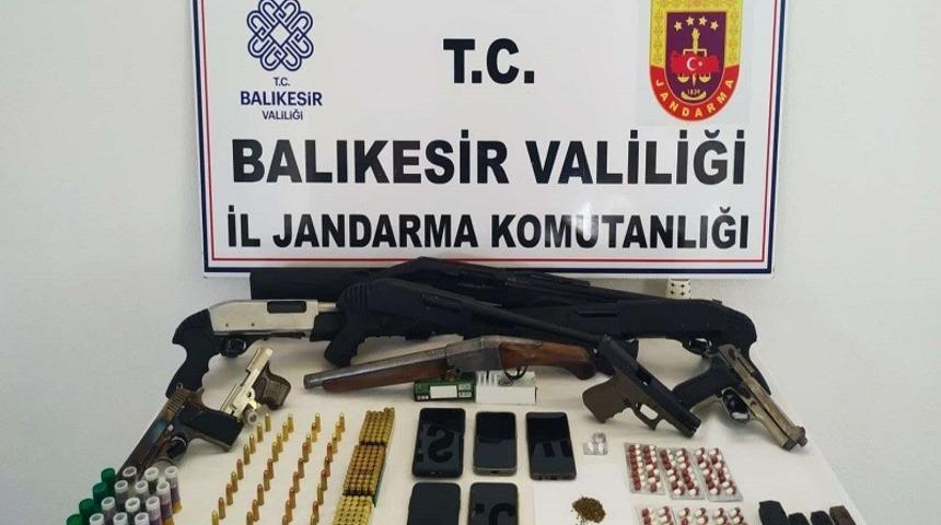 Ayvalık’ta çok sayıda silah ve uyuşturucu madde ele geçirildi: 7 gözaltı