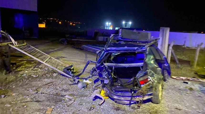 Duble yolda feci kaza: Otomobil hurdaya d&ouml;nd&uuml; 1 kişi ağır yaralandı