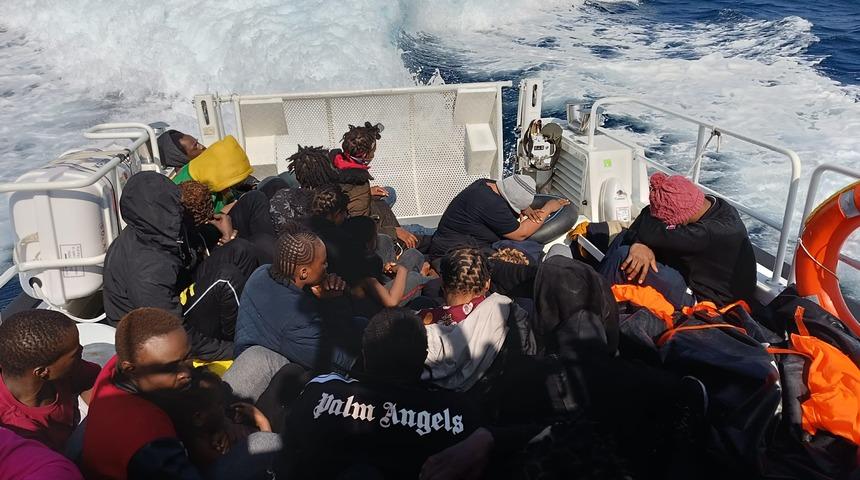 İzmir açıklarında 152 düzensiz göçmen yakalandı, 46 düzensiz göçmen kurtarıldı