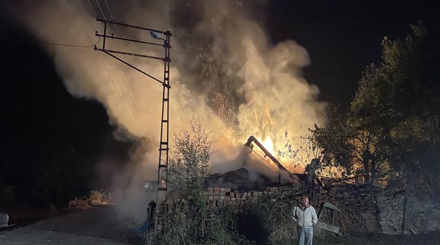 Karabük'te bir ahır, samanlık ve taksi yandı