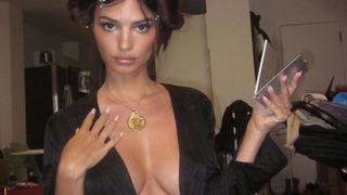 Emrata 90 dolarlık minik bikinisiyle öyle pozlar verdi ki...