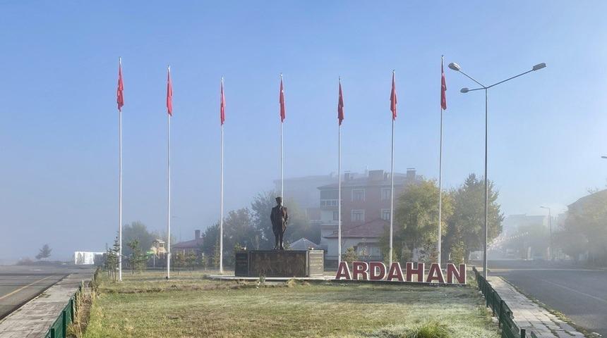 Ardahan'da sis ve buzlanma oluştu, Kars'ın yükseklerine kar yağdı