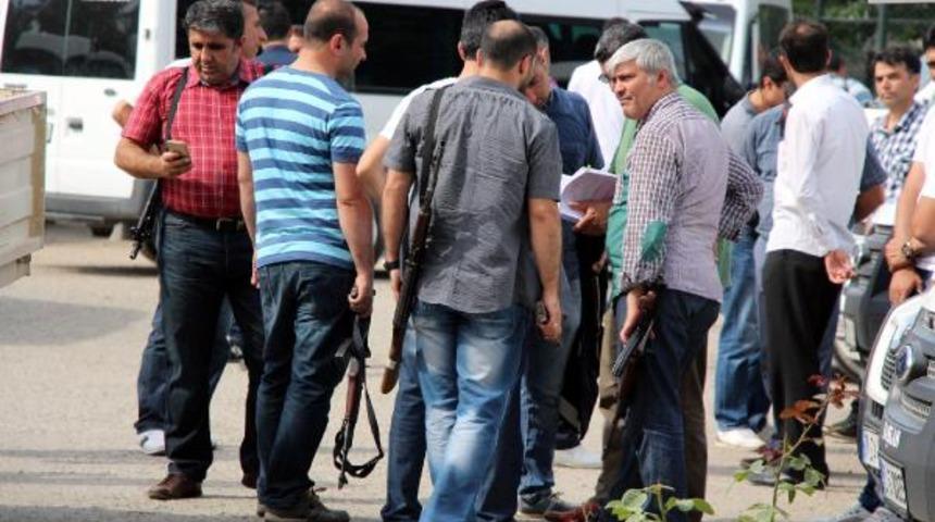 Oyları almaya giden polis kendini yaraladı