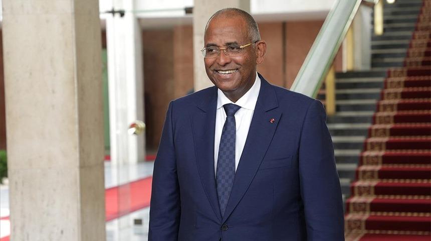 O ülke şokta! Başbakan görevden alındı, hükümet feshedildi!