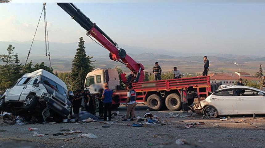 Gaziantep’te katliam gibi kaza! Kamyon, kırmızı ışıkta bekleyen araçları biçti... 6 kişi öldü, çok sayıda kişi yaralandı