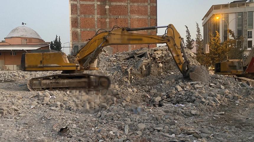 Yıkım çalışması esnasında feci olay! Ekskavatörün altında kaldı