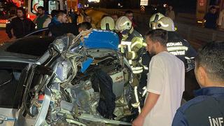 Tırın çarptığı otomobil kağıt gibi ezildi! 1 çocuk arabada sıkıştı