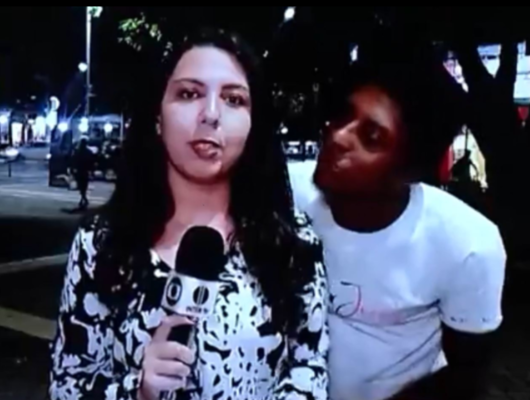 Kadın muhabirin arkasından yaklaşarak öpmeye çalıştı