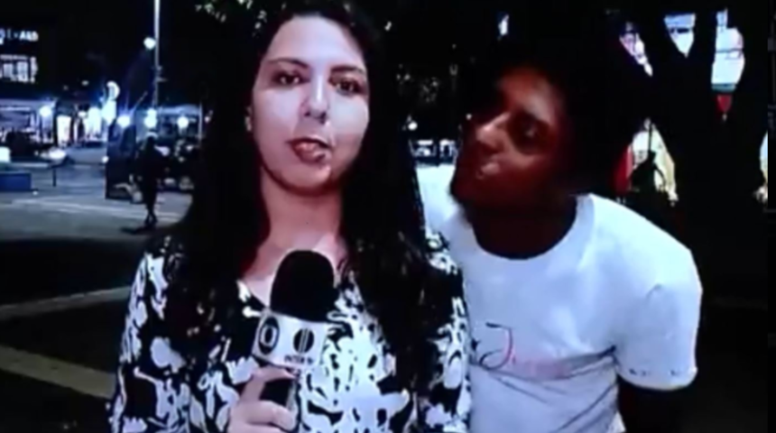 Canlı yayında şoke eden anlar! Kadın muhabirin arkasından yaklaşarak öpmeye çalıştı... Elinin tersiyle itip engelledi