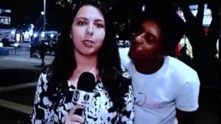 Canlı yayında şoke eden anlar! Kadın muhabirin arkasından yaklaşarak öpmeye çalıştı... Elinin tersiyle itip engelledi