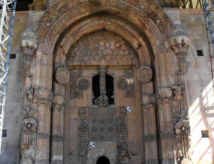 794 yıllık Selçuklu eserindeki kadın ve erkek motifinin sırrı çözüldü! "Yaptıranların birbirine sevgisini anlatıyor" G1