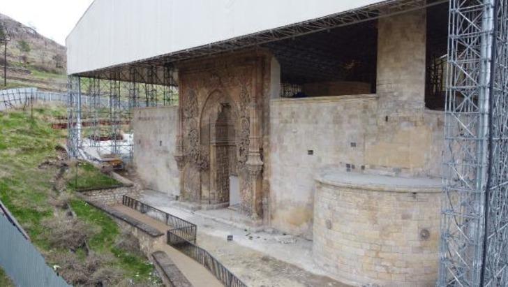 794 yıllık Selçuklu eserindeki kadın ve erkek motifinin sırrı çözüldü! "Yaptıranların birbirine sevgisini anlatıyor" G5