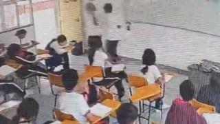 Kan donduran görüntüler! Öğrenci sınıfın ortasında öğretmenine arkasından saldırdı... Öğrencilerin gözü önünde dövüp bıçakladı 